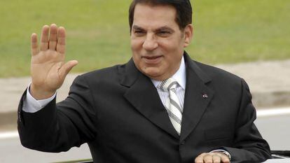 Zine el Abidine Ben Ali, então presidente da Tunísia, acena de um carro em Rades, perto da capital do país, em 2009.