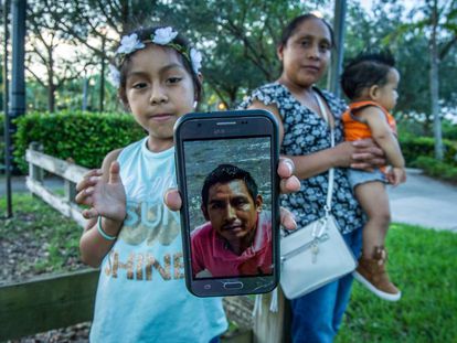 Janne mostra na quarta-feira a foto do pai, preso no Texas; atrás dela sua mãe, Buenaventura, carrega seu irmão em Homestead.