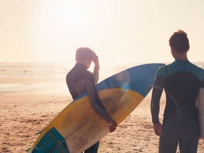 Surfistas na praia de Peniche, em Portugal.