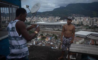 Sagat se prepara para gravar um vídeo com Tiago Romão, na Mangueira.