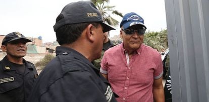 Demetrio Limonier Chávez Peñaherrera na saída da penitenciária Miguel Castro Castro, após 22 anos encarcerado, dia 13 de janeiro.
