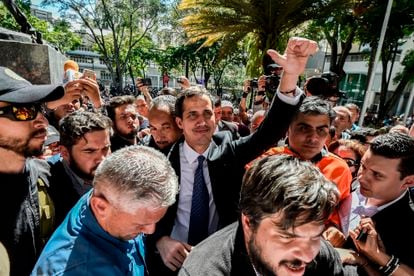 O autoproclamado presidente Juan Guaido cumprimenta os apoiadores da oposição, em Caracas.