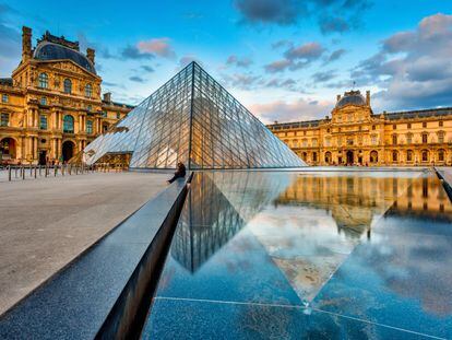 Louvre (Paris): Entre os milhares de museus existentes no mundo, há alguns que nenhum viajante deixa de visitar. Como estes 20 mais concorridos, que fazem parte do ranking de “Os 500 melhores lugares do mundo para viajar”, elaborado pelos especialistas do guia Lonely Planet. É verdade que muitos dentre esses milhões de turistas visitam anualmente o Museu do Louvre, o primeiro da lista, em busca da Mona Lisa, de outras obras de Leonardo da Vinci e da Vênus de Milo. Depois, passeiam sem rumo por esta enorme pinacoteca repleta de maravilhas artísticas, instalada em um edifício do século XII que é quase tão interessante quanto as exposições que abriga. A pirâmide de cristal, de Ieoh Ming Pei, foi muito criticada quando foi erguida, mas essa justaposição da arquitetura ultramoderna com o fundo histórico reflete a eclética seleção de 35.000 obras de arte e antiguidades internacionais que podem ser encontradas no Louvre. (www.louvre.fr).