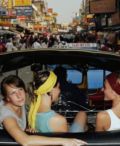 Mulheres que viajam juntas em um táxi em Tailândia.