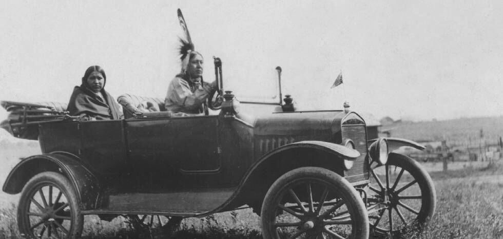 Uma família Osage, em seu carro, nos anos vinte.