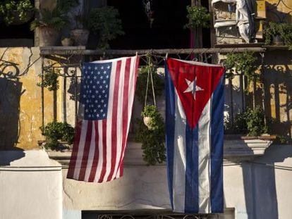 As bandeiras dos EUA e de Cuba penduradas em uma sacada de Havana, nesta semana.
