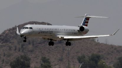 Um avião regional da American Airlines aterrissando em Phoenix