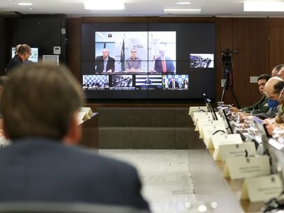 Bolsonaro assiste a fala do governador de Minas Gerais, Romeu Zema, durante videoconferência com políticos do Sudeste, na quarta.