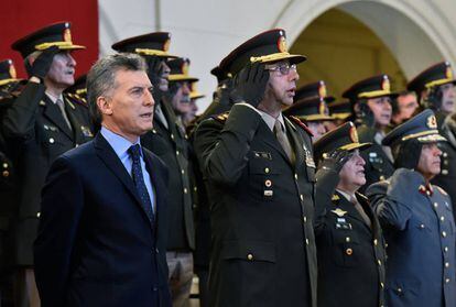 Mauricio Macri junto à cúpula militar, no Dia do Exército.