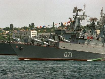 Navios de guerra russos da frota do mar Negro em 2003.