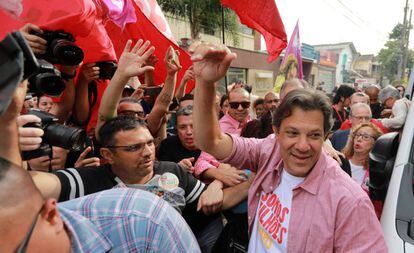 Fernando Haddad faz campanha em Canoas, no Rio Grande do Sul, nesta sexta-feira.