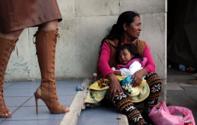 Bernardina Alvarado e sua neta Dulce aguardam notícias de seus familiares no necrotério.