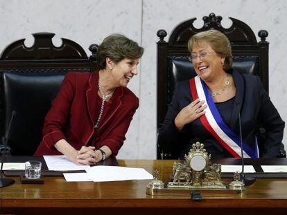Isabel Allende e Michelle Bachelet, sorridente com a faixa presidencial.