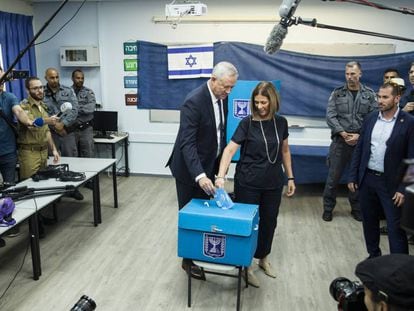 O cabeça de lista da coligação Azul e Branco, Benny Gantz, deposita seu voto junto com a esposa nos arredores de Tel Aviv.