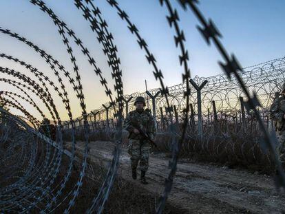 Militares vigiam a cerca fronteiriça da Macedônia com a Grécia.