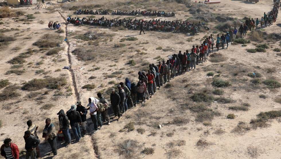 Migrantes africanos com destino à Europa aguardam a transferência para um centro de detenção em Sabratha, cidade costeira da Líbia.