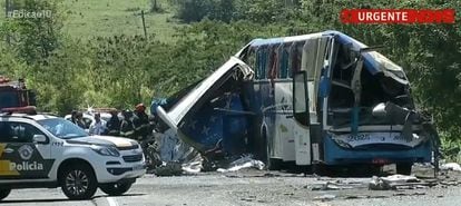 Um ônibus colidiu com um caminhão na região de Taguaí, interior de São Paulo.