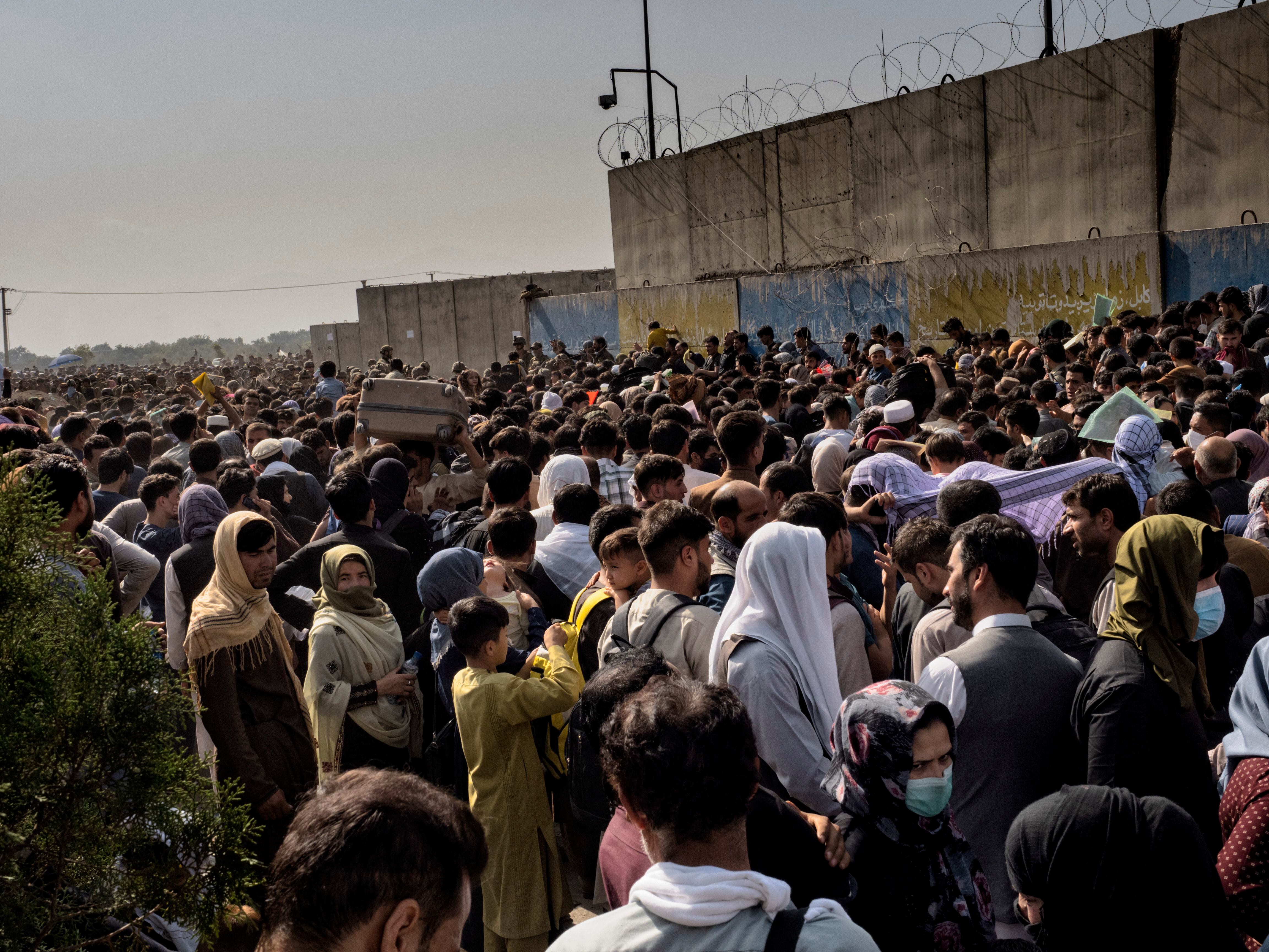 Milhares de afegãos esperam nos arredores do aeroporto de Cabul. 