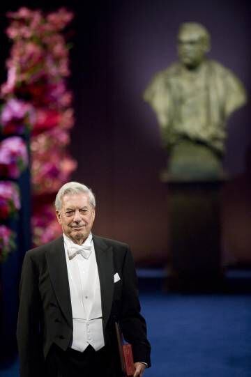 Vargas Llosa recebe o Nobel em 2010.