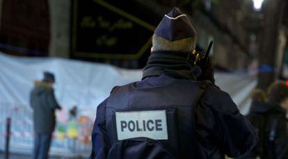 Policial diante da casa de shows Bataclan, em Paris, nesta quarta-feira.