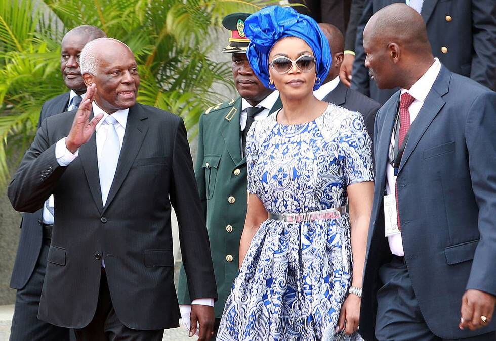 O ex-presidente de Angola (à esquerda) e sua esposa, na cerimônia de transmissão do cargo na terça-feira em Luanda