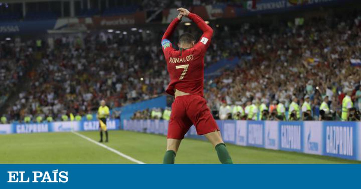 Cristiano Ronaldo se prepara para cobrança de falta contra a Espanha no  primeiro jogo da Copa do Mundo Rús…