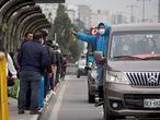 El transporte informal retoma su dominio en calles de Lima en Perú, el segundo país más afectado por coronavirus en América Latina, solo detrás de Brasil