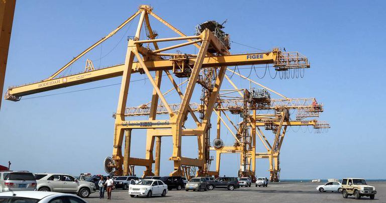 Guindaste de container no porto da cidade de Hodeida, no Iêmen, país que deve ter o maior índice de crescimento econômico em 2019
