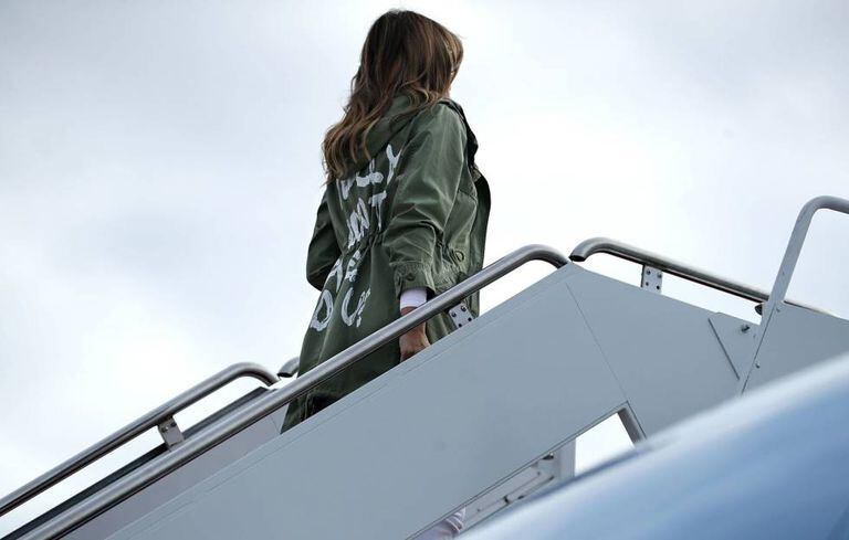 Melania Trump embarca para viajar ao Texas usado um casaco com a frase “eu realmente não me importo, você se importa?”.