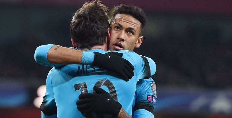 Neymar abraça a Messi no jogo contra o Arsenal.