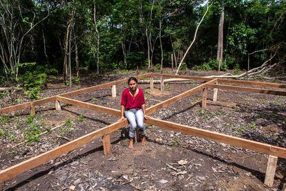 A ribeirinha Deucilene Gomes da Silva tenta reconstruir a vida, mas tem medo de ser expulsa da terra em que foi reassentada.