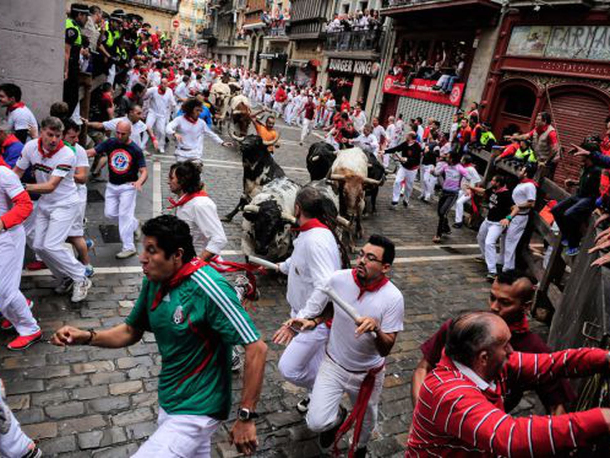 Corrida de touros tradicional na Espanha deixa seis feridos e lota as ruas  de cidade