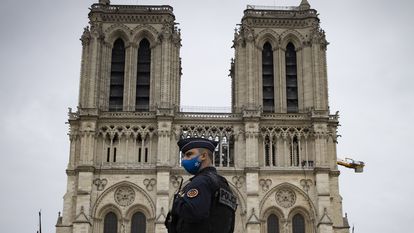 Um policial em frente à catedral de Notre-Dame de Paris, em 29 de outubro de 2020.