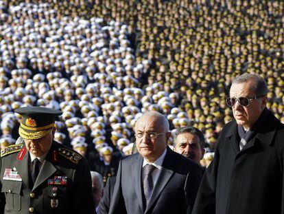 O presidente Erdogan (óculos escuros) em um ato em Ankara.