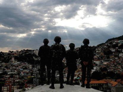 Um país farto da violência: membros das Forças Armadas em operação em uma favela do Rio
