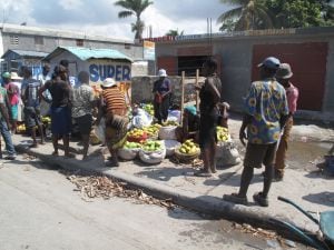Um mercado informal em uma rua de Porto Príncipe.
