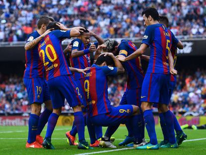 Os jogadores do Barcelona reagem às garrafadas no Mestalla.