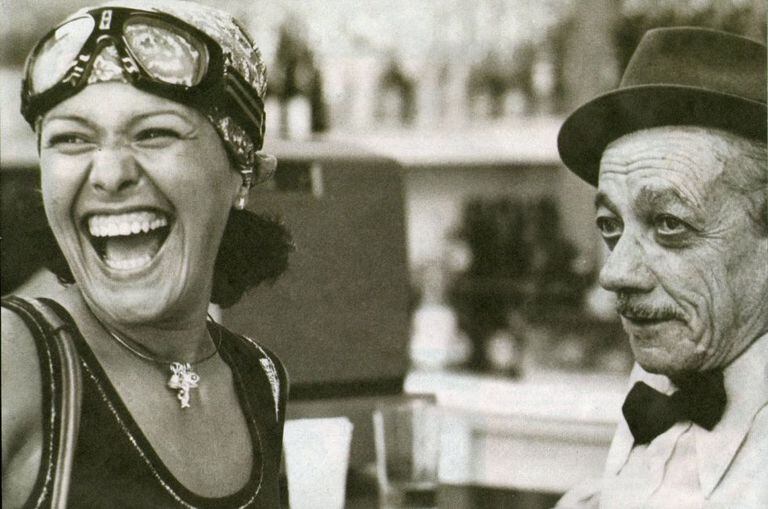 Elis Regina e Adoniran Barbosa em cena de um documentário de 1978.