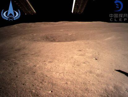 A primeira imagem tomada pela sonda Chang'e 4 no momento da alunissagem na face oculta da Lua.