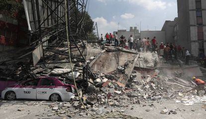 Voluntários fazem busca em um edifício que desmoronou no bairro de Roma.