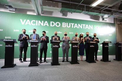 Autoridades de Saúde do Governo de São Paulo e cientistas acompanham o presidente do Butantan, Dimas Covas, durante anúncio de dados da Coronavac.