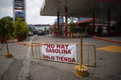 Posto avisa sobre a falta de gasolina em Caracas, neste domingo.