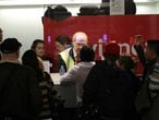 Un grupo de pasajeros se agolpa ante el mostrador de la compañía Avianca en el aeropuerto de El Prat.