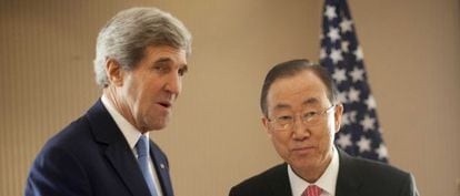 O secretário de Estado dos EUA, John Kerry saúda o secretário geral da ONU, Ban Ki Moon antes do início da conferência de doadoras do Kuwait.