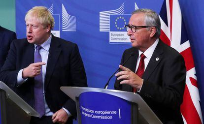 O presidente da Comissão Europeia, Jean-Claude Juncker, durante uma entrevista com Boris Johnson em Bruxelas, nesta quinta-feira.