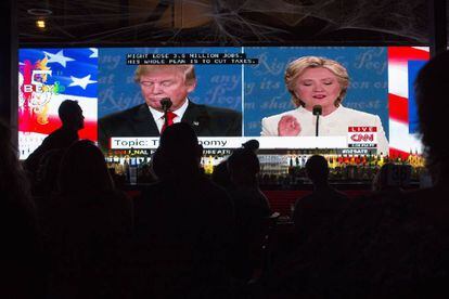 Eleitores assistem ao debate em um bar em West Hollywood, na California. 