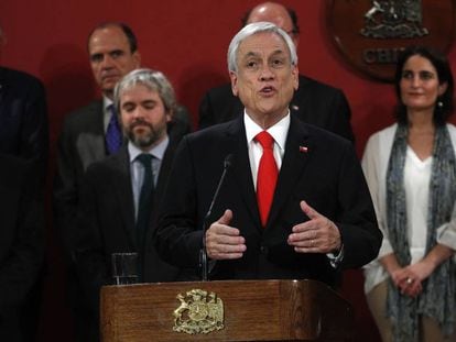 Sebastián Piñera anuncia as mudanças em seu gabinete. Em vídeo, os protestos em Santiago de Chile.