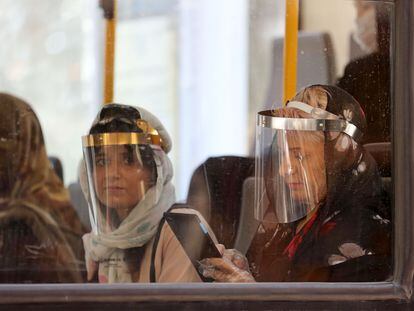 Passageiras em um ônibus, nesta segunda-feira em Teerã.