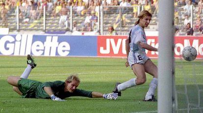 Caniggia marca contra o Brasil na Copa de 1990.
