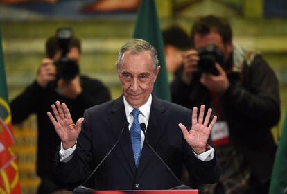 Marcelo Rebelo de Sousa saúda apoiadores após saber de sua vitória nas eleições presidenciais.
